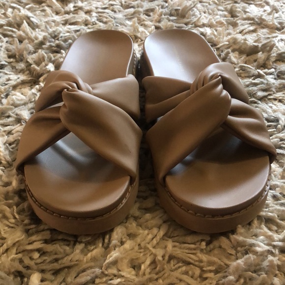 AE Twist Slide Sandal - Picture 10 of 14